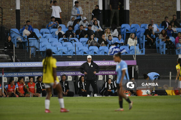 Ariel Longo, director técnico de Uruguay, Conmebol Liga de Naciones Femenina . Estadio Parque Alfredo Viera.