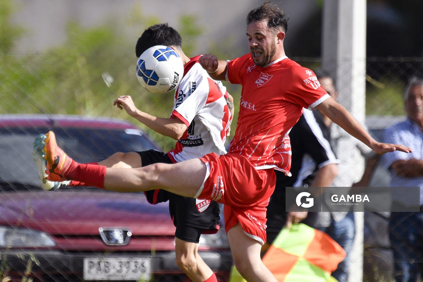 Santiago Hernández, de Barrio Olímpico. Brandon Martirena, de Estación. Campeonato Minuano. Cancha de Nacional.