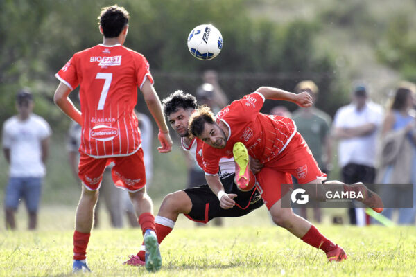 Darío Casañas, de Barrio Olímpico. Brandon Martirena, de Estación. Campeonato Minuano. Cancha de Nacional.