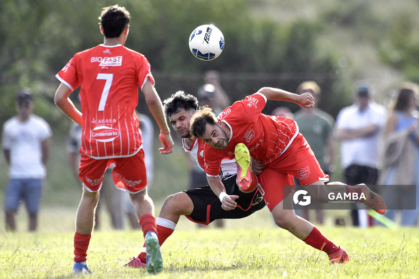 Darío Casañas, de Barrio Olímpico. Brandon Martirena, de Estación. Campeonato Minuano. Cancha de Nacional.