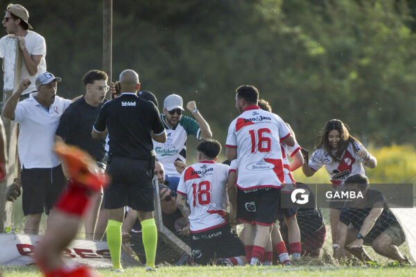 Festejo de jugadores de Barrio Olímpico. Campeonato Minuano. Cancha de Nacional.