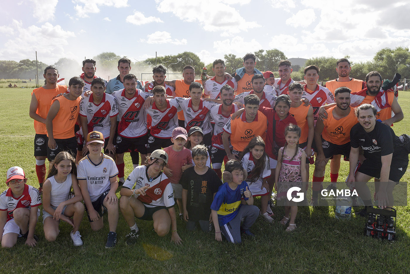 Plantel de Barrio Olímpico. Braian Aguirre, golero. Martín Goñi, capitán. Campeonato Minuano. Cancha de Nacional.