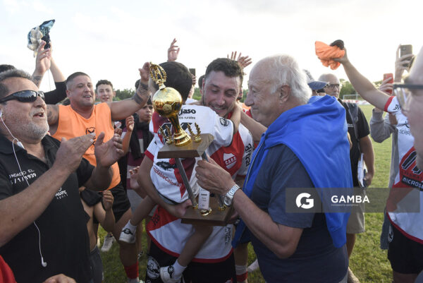 Barrio Olímpico campeón del Torneo Clausura. Campeonato Minuano. Cancha de Nacional.