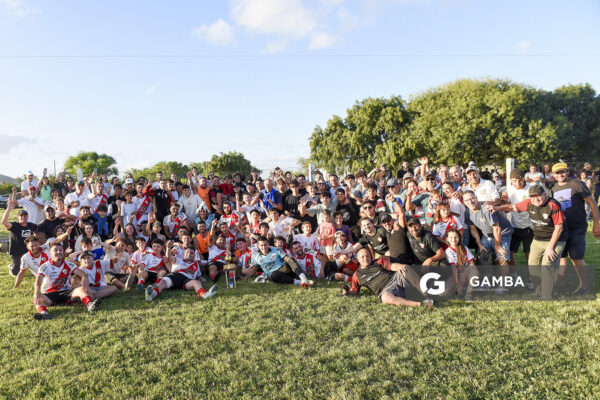 Barrio Olímpico campeón del Torneo Clausura. Campeonato Minuano. Cancha de Nacional.