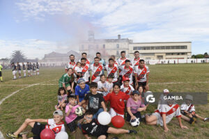 Titulares de Barrio Olímpico. Braian Aguirre, golero. Martín Goñi, capitán.. Campeonato Minuano. Estadio La Bombonera Roja.