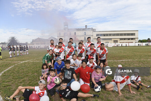 Titulares de Barrio Olímpico. Braian Aguirre, golero. Martín Goñi, capitán.. Campeonato Minuano. Estadio La Bombonera Roja.