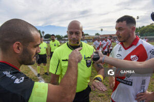 Alejandro Montanelli, árbitro central. Campeonato Minuano. Estadio La Bombonera Roja.