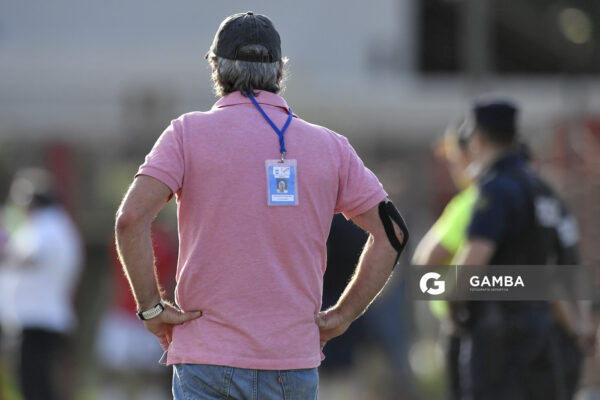 Pablo Alonso, director técnico de Barrio Olímpico. Campeonato Minuano. Estadio La Bombonera Roja.