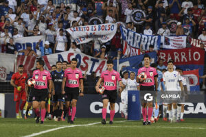 Felipe Vikonis, árbitro central, Copa de la Liga AUF 2026. Estadio Parque Federico Saroldi.