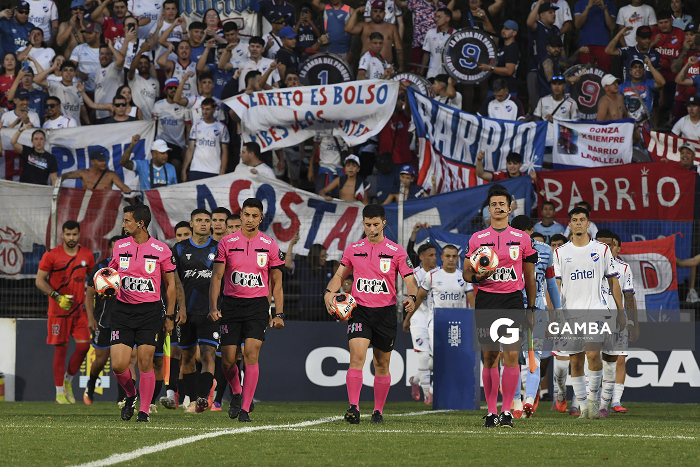 Felipe Vikonis, árbitro central, Copa de la Liga AUF 2026. Estadio Parque Federico Saroldi.