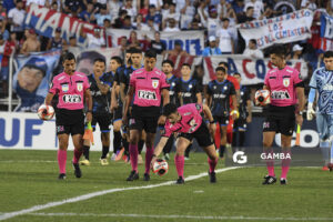 Felipe Vikonis, árbitro central, Copa de la Liga AUF 2026. Estadio Parque Federico Saroldi.