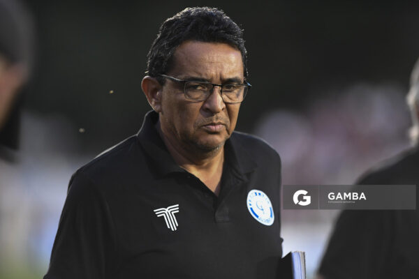 Danielo Núñez, director técnico de Cerro Largo. Copa de la Liga AUF 2026. Estadio Parque Federico Saroldi.