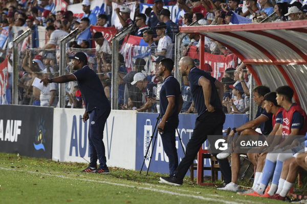 Ribair Rodríguez, entrenador asistente de Nacional, Copa de la Liga AUF 2026. Estadio Parque Federico Saroldi.