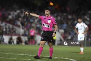 Felipe Vikonis, árbitro central, Copa de la Liga AUF 2026. Estadio Parque Federico Saroldi.