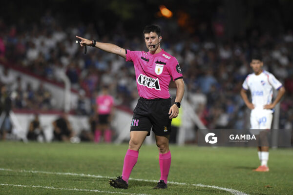 Felipe Vikonis, árbitro central, Copa de la Liga AUF 2026. Estadio Parque Federico Saroldi.