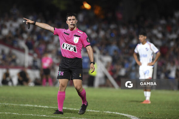 Felipe Vikonis, árbitro central, Copa de la Liga AUF 2026. Estadio Parque Federico Saroldi.