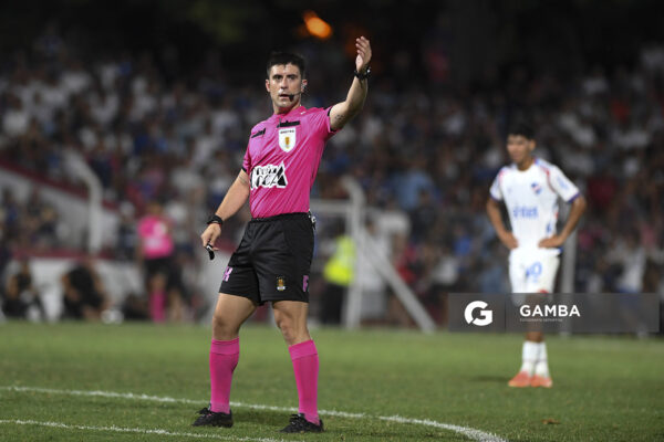 Felipe Vikonis, árbitro central, Copa de la Liga AUF 2026. Estadio Parque Federico Saroldi.