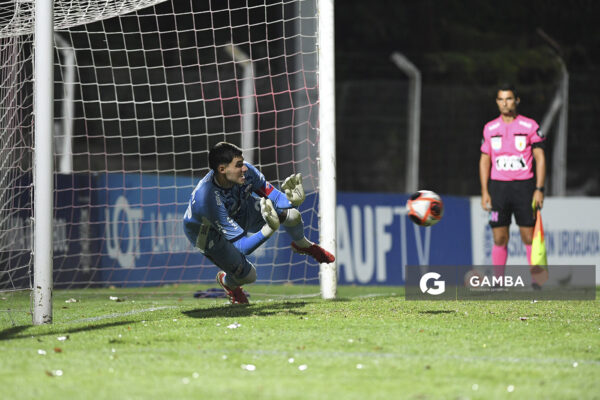 Ignacio Suárez, golero de Nacional, Copa de la Liga AUF 2026. Estadio Parque Federico Saroldi.