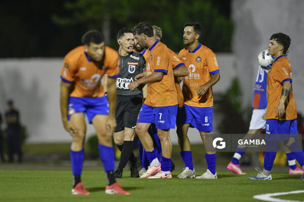 Jhonattan Altéz, árbitro central, 22ª Copa Nacional de Selecciones. Estadio Juan Antonio Lavalleja.