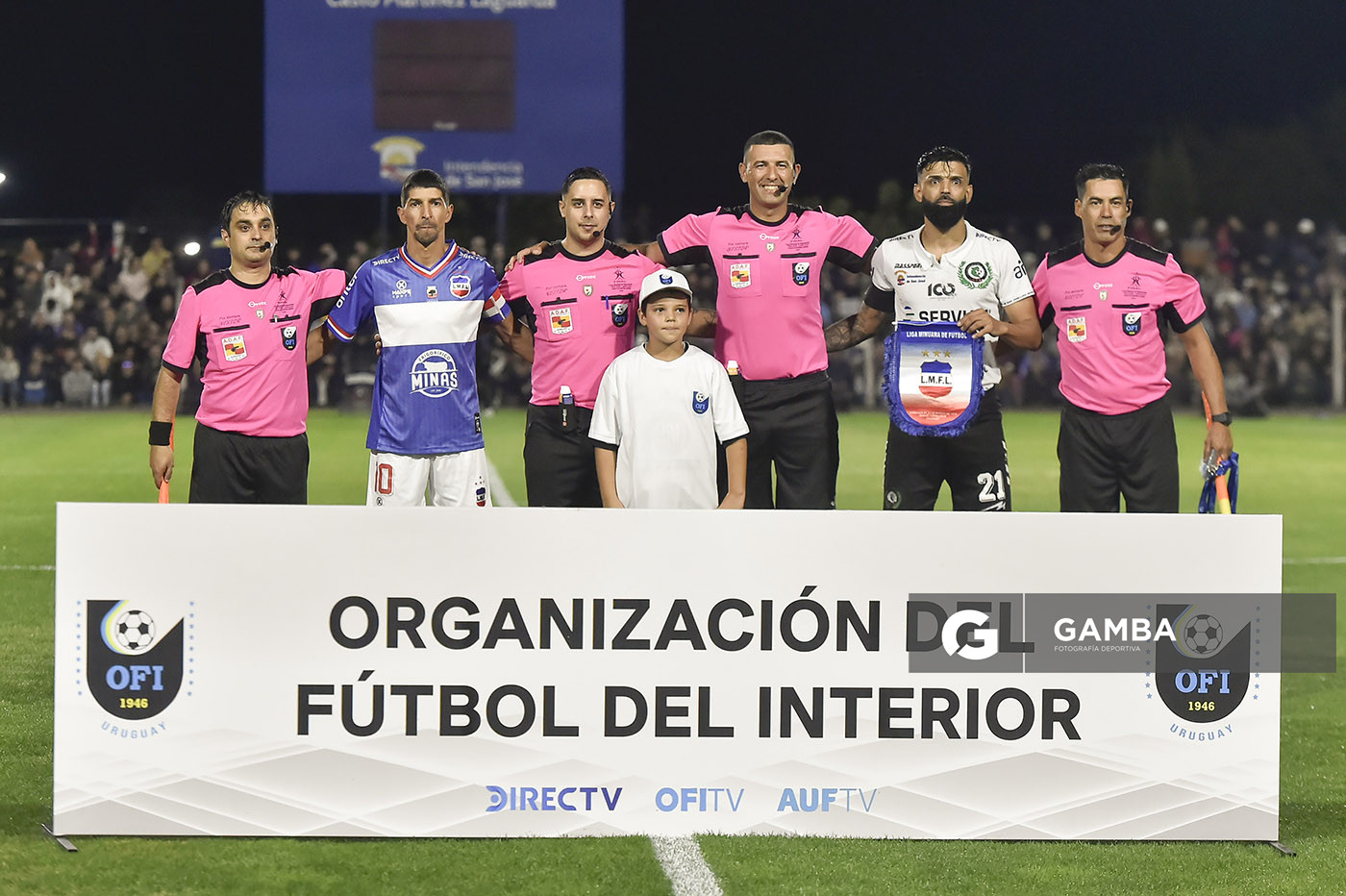 Cuaterna arbitral y capitanes. 21ª Copa Nacional de Selecciones. Estadio Casto Martínez Laguarda.