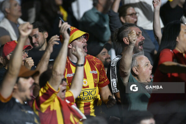 Hinchas de Progreso. Copa de la Liga AUF 2026. Estadio Parque Alfredo V. Viera.