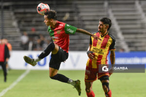 Facundo Muñoa, de Boston River. Ayrton Cougo, de Progreso. Copa de la Liga AUF 2026. Estadio Parque Alfredo V. Viera.