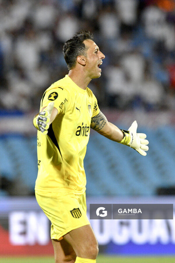 Sebastián Britos, golero de Peñarol, Supercopa Uruguaya 2026. Estadio Centenario.
