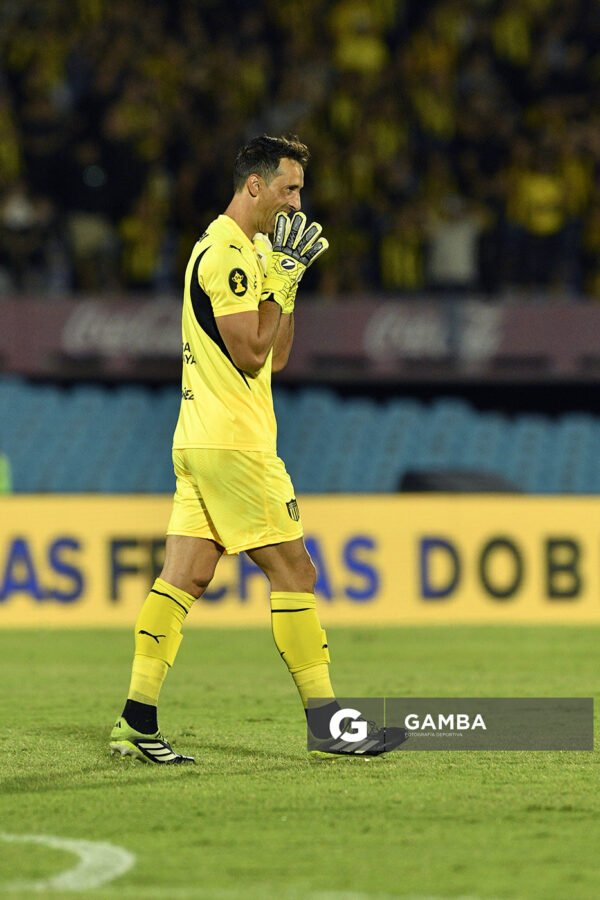 Sebastián Britos, golero de Peñarol, Supercopa Uruguaya 2026. Estadio Centenario.