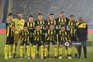 Jugadores titulares de Peñarol. Supercopa Uruguaya 2026. Estadio Centenario.