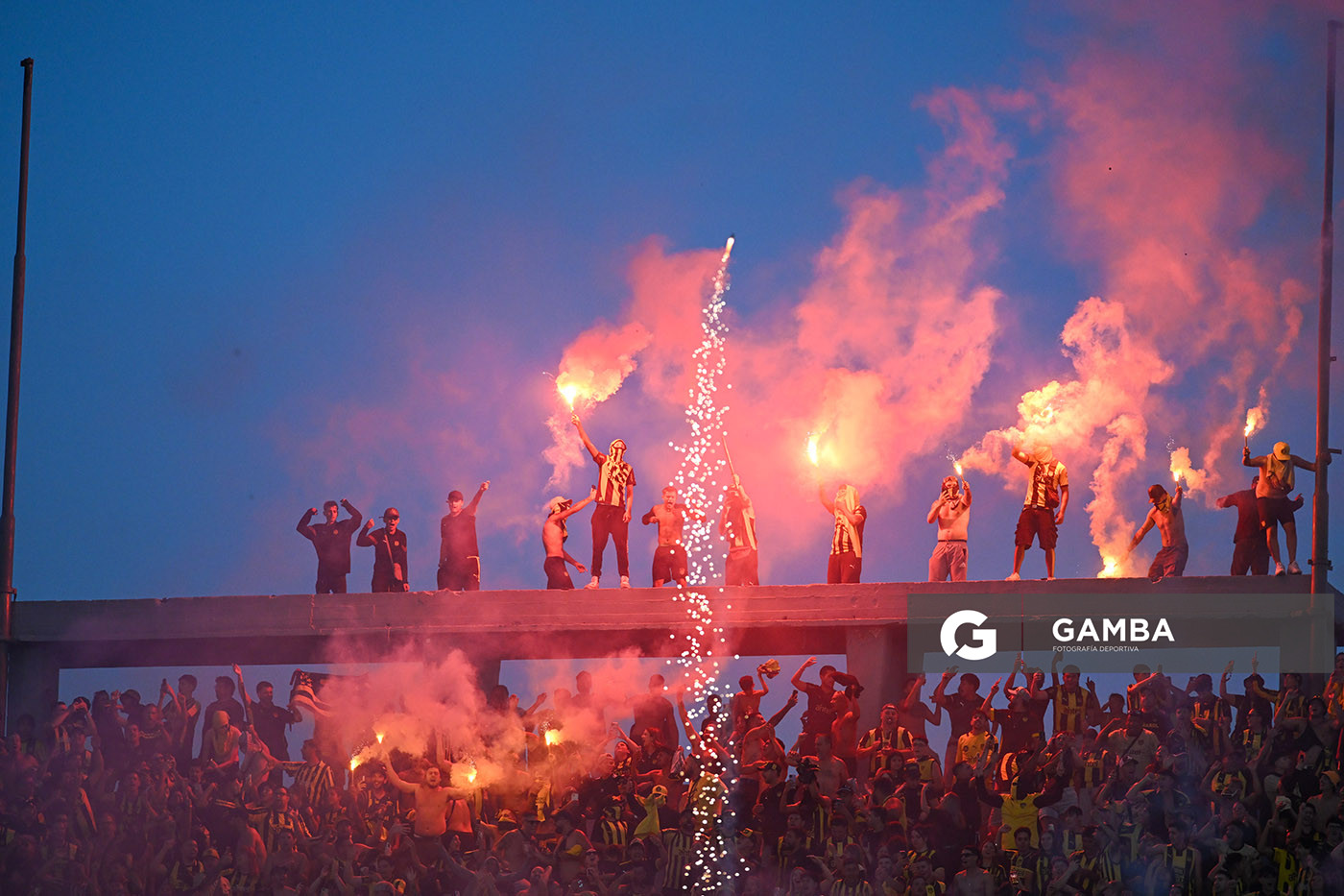 Hinchas de Peñarol. Supercopa Uruguaya 2026. Estadio Centenario.