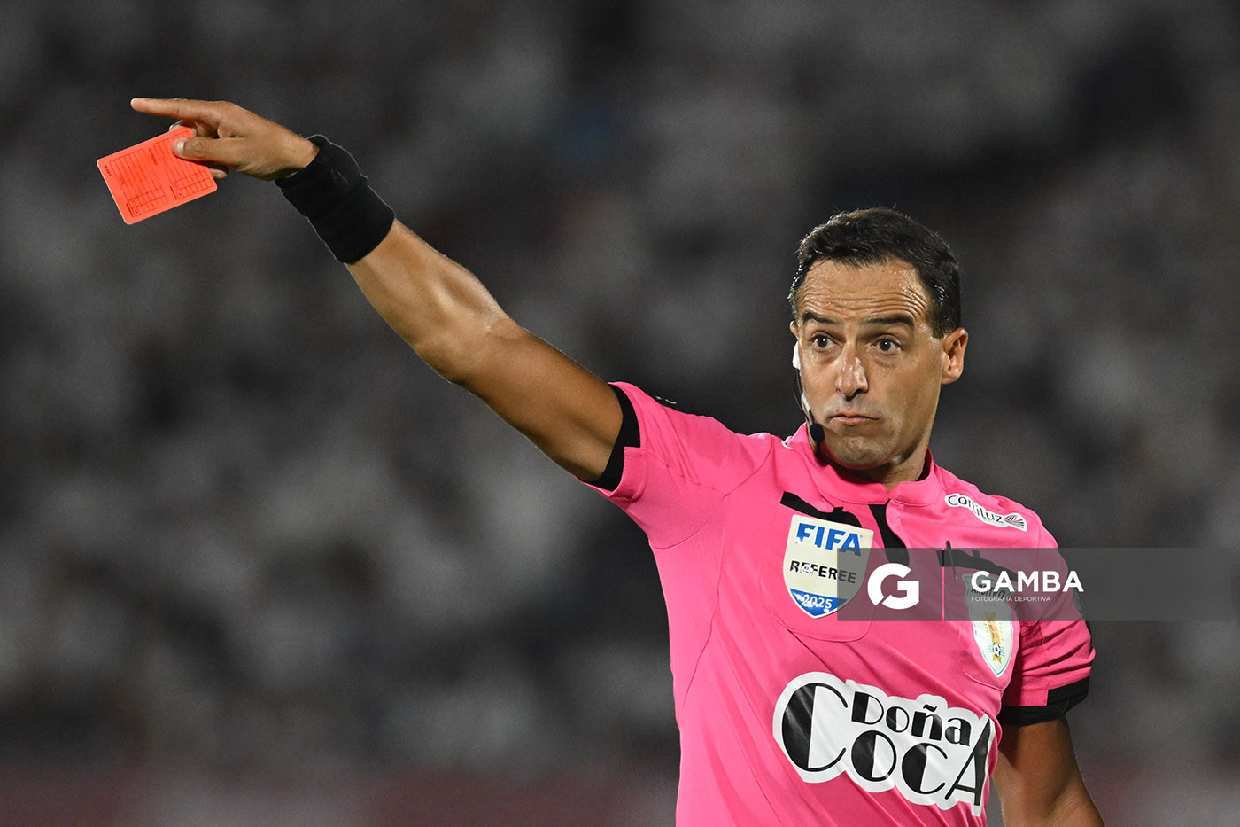 Esteban Ostojich, árbitro central, Supercopa Uruguaya 2026. Estadio Centenario.