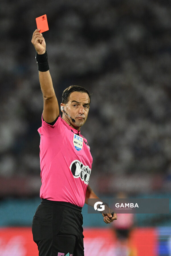Esteban Ostojich, árbitro central, Supercopa Uruguaya 2026. Estadio Centenario.