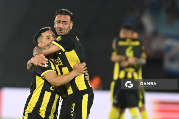 Leonardo Fernández y Facundo Batista, de Peñarol. Supercopa Uruguaya 2026. Estadio Centenario.