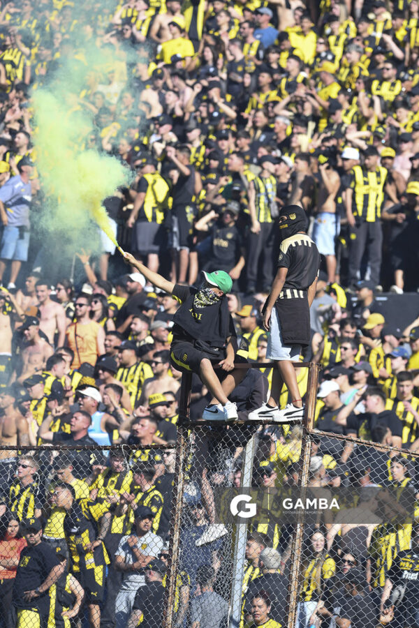 Hinchas de Peñarol, Torneo Clausura. Estadio Centenario.