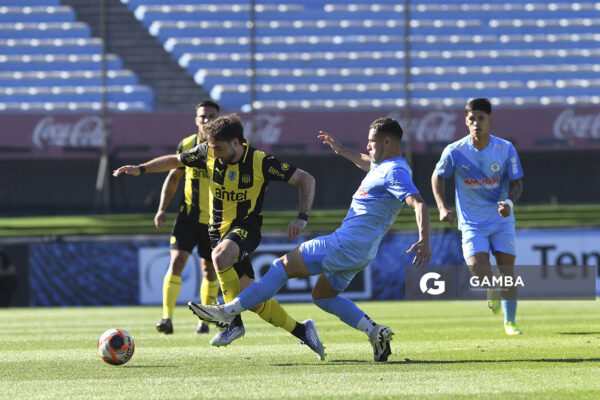 Pedro Milans, de Peñarol, Torneo Clausura. Estadio Centenario.