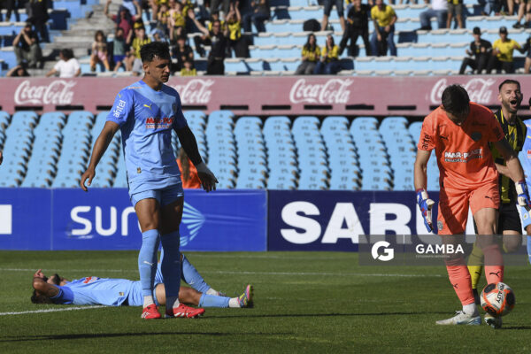 Eduardo Agüero, de Montevideo City Torque, Torneo Clausura. Estadio Centenario.