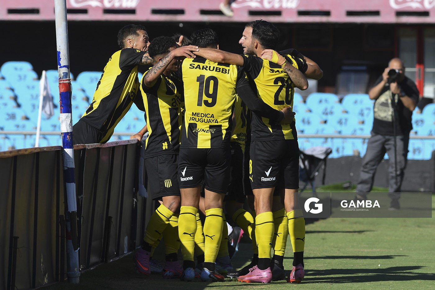 Jugadores de Peñarol tras el primer gol. Torneo Clausura. Estadio Centenario.