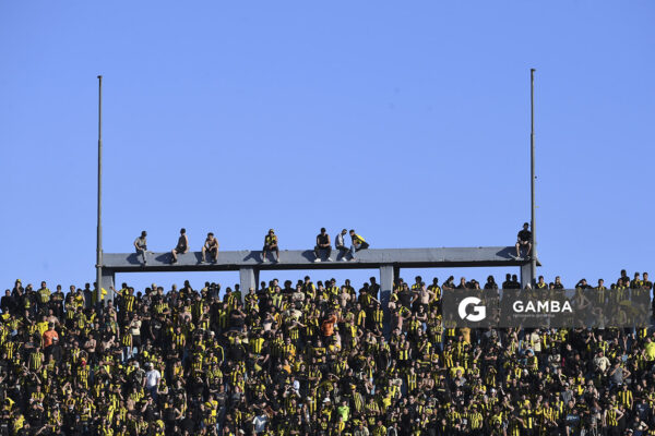 Hinchas de Peñarol, Torneo Clausura. Estadio Centenario.