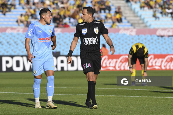 Esteban Ostojich, árbitro central, Torneo Clausura. Estadio Centenario.