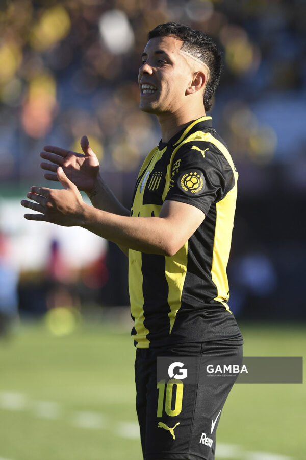 Leonardo Fernández, de Peñarol, Torneo Clausura. Estadio Centenario.