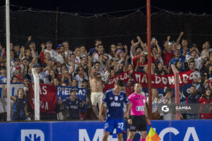 Hinchas de Nacional. Liga AUF Uruguaya 2026 «Juan Carlos De Lima». Estadio Campeones Olímpicos.