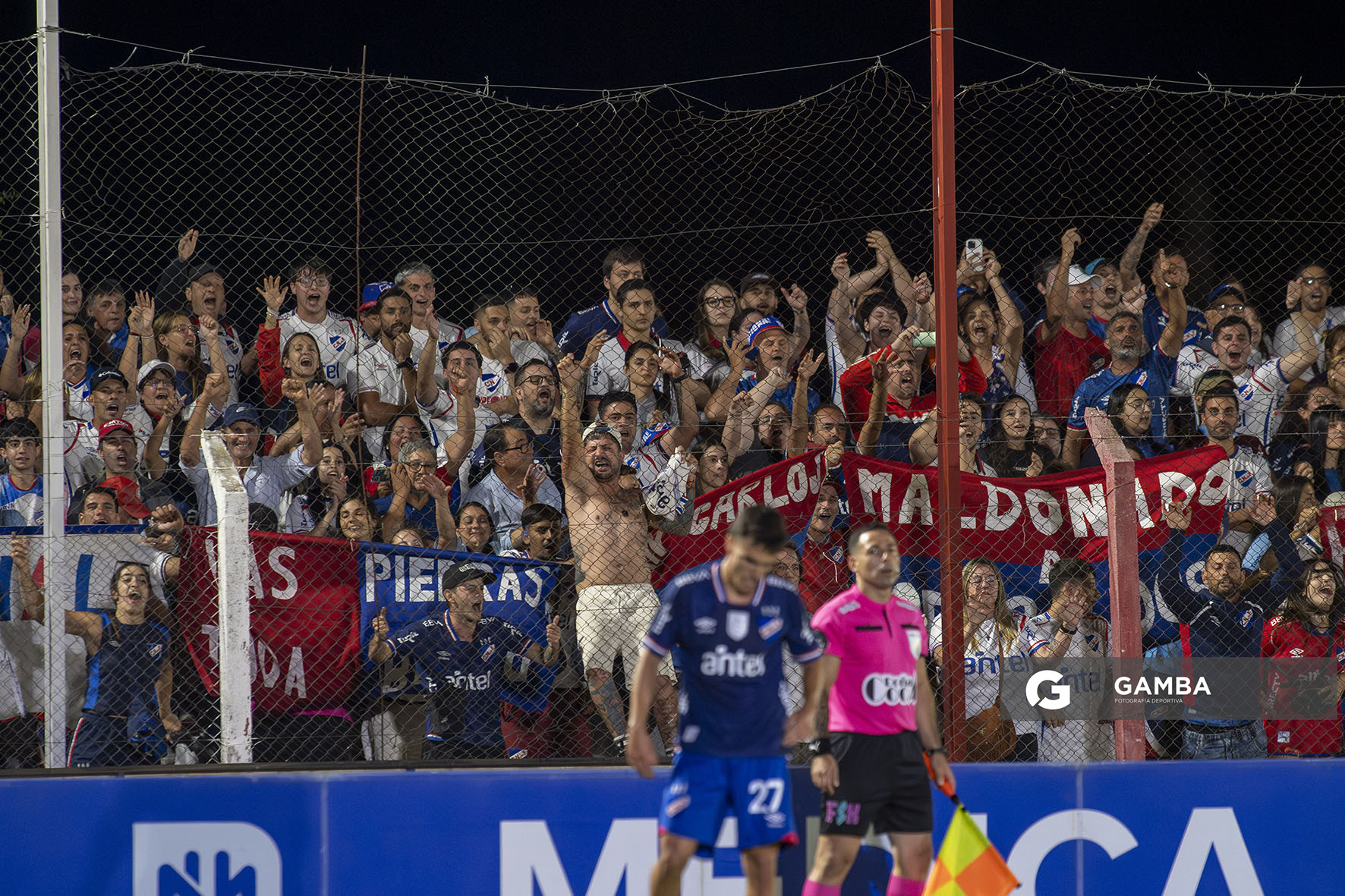 Hinchas de Nacional. Liga AUF Uruguaya 2026 «Juan Carlos De Lima». Estadio Campeones Olímpicos.