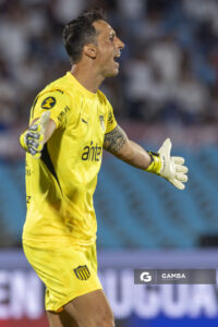 Sebastián Britos, golero de Peñarol, Supercopa Uruguaya 2026. Estadio Centenario.