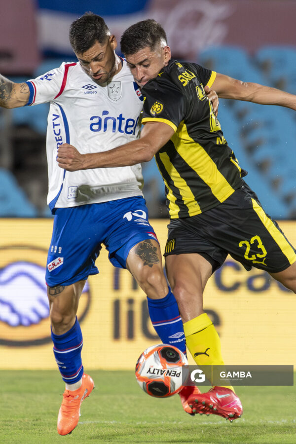 Emiliano Ancheta, de Nacional. Gastón Togni, de Peñarol. Supercopa Uruguaya 2026. Estadio Centenario.