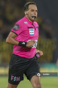 Esteban Ostojich, árbitro central, Supercopa Uruguaya 2026. Estadio Centenario.