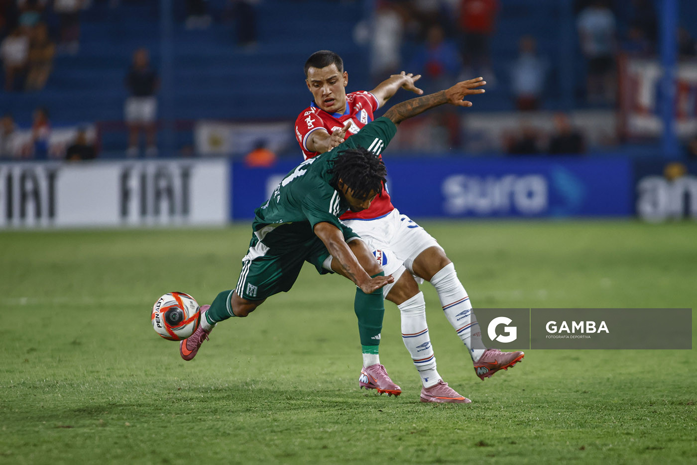 Erik de los Santos, de Racing. Rodrigo Martínez, de Nacional. Liga AUF Uruguaya 2026 «Juan Carlos De Lima». Estadio Gran Parque Central.