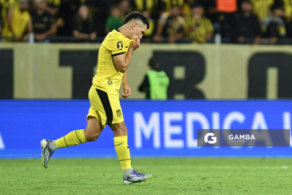 Leonardo Fernández, de Peñarol, Liga AUF Uruguaya 2026 «Juan Carlos De Lima». Estadio Campeón del Siglo.