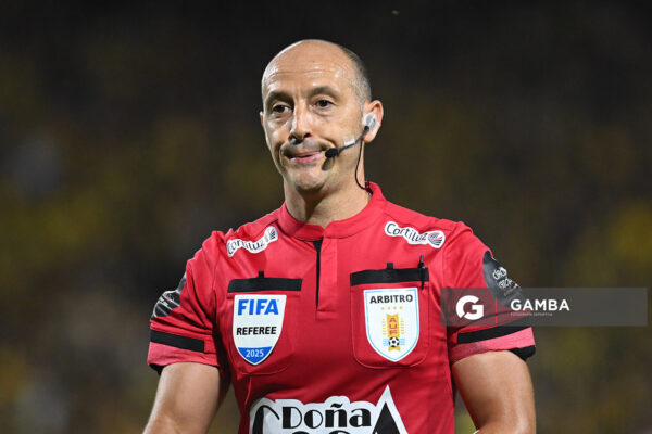 Javier Burgos, árbitro central, Liga AUF Uruguaya 2026 «Juan Carlos De Lima». Estadio Campeón del Siglo.