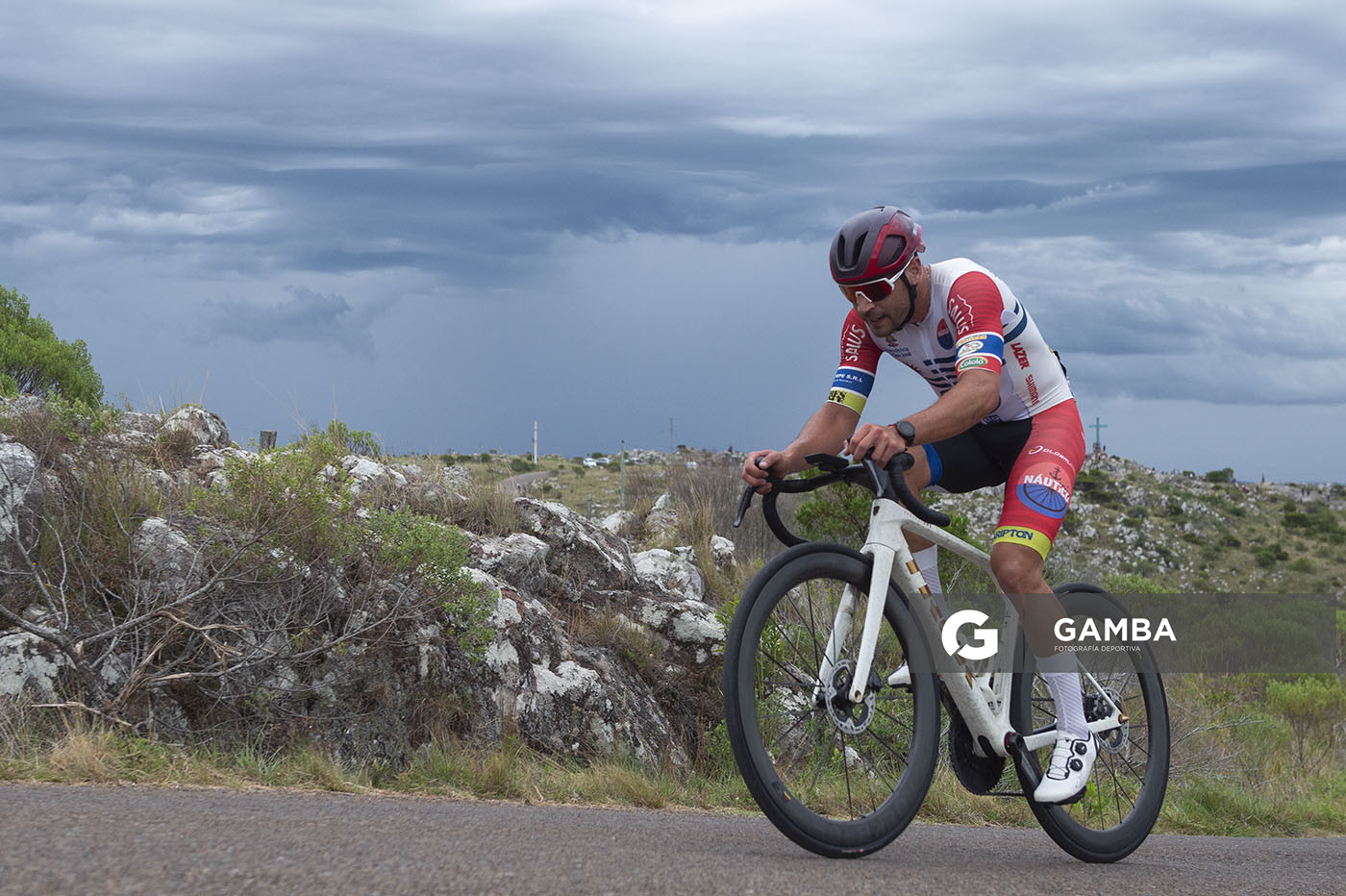 Leonel Rodríguez (Elite), de Club Náutico Boca de Cufré; 54ª edición de Rutas de América. Salto del Penitente.