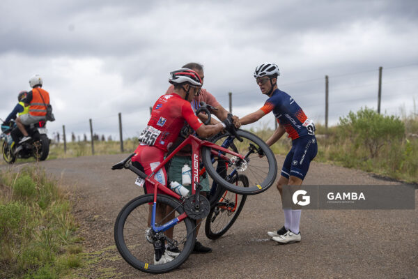 Tales Suarez (Sub 23), de Soul Extreme Racing Santa Catarina; y Ángel Oropel (Elite), de Libertad FC de Salto. 54ª edición de Rutas de América. Salto del Penitente.